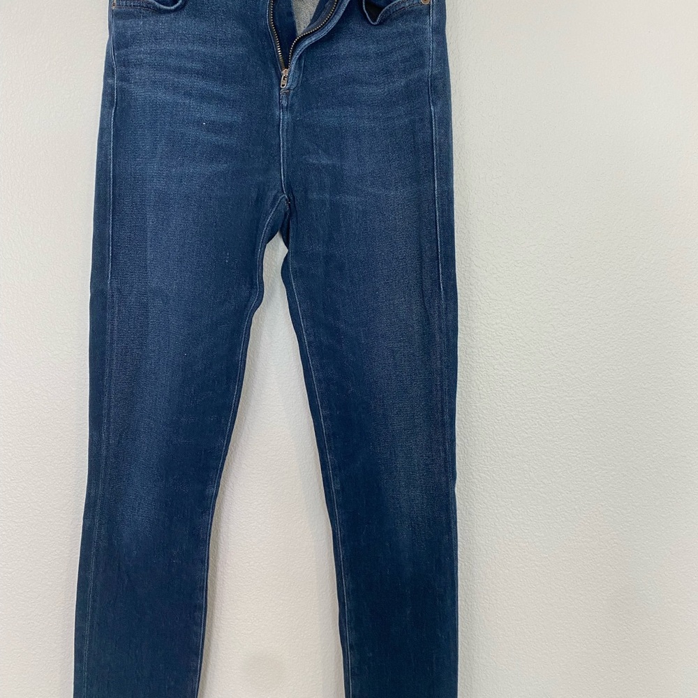 Citizens of humanity jeans. Size 26. Cropped at ankle. Dark blue.